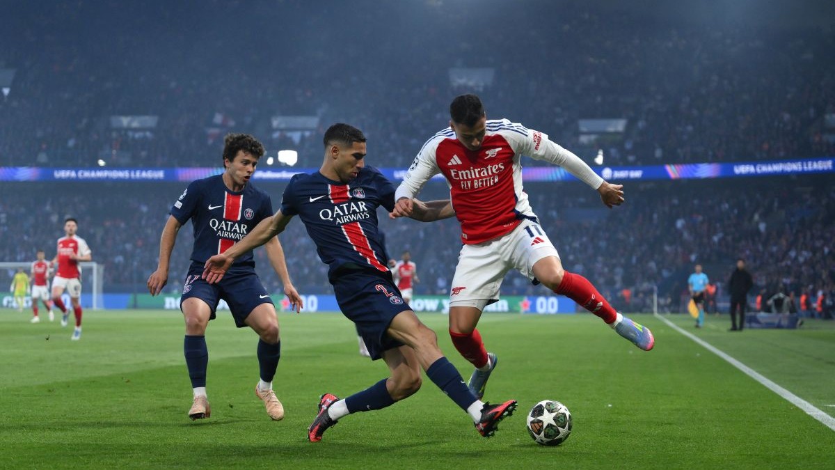 PARIS, FRANCE - MAY 07: Gabriel Martinelli of Arsenal is challenged by Achraf Hakimi of Paris Saint-Germain during the UEFA Champions League 2024/25 Semi Final Second Leg match between Paris Saint-Germain and Arsenal FC at Parc des Princes on May 07, 2025 in Paris, France. (Photo by David Ramos/Getty Images)