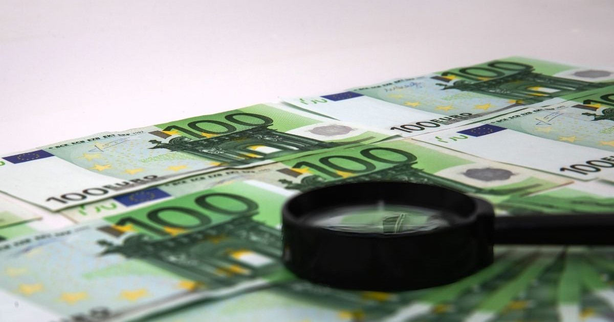 Lupă pe bancnote de 100 euro