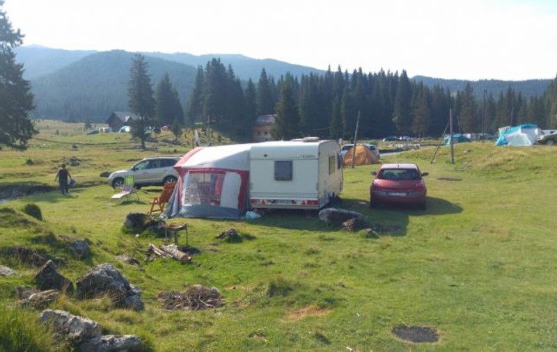 Platoul Padina, ideal pentru o vacanță cu rulota. Oaza de răcoare din Munții Bucegi