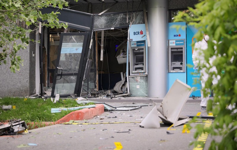Câți bani au furat hoții care au aruncat în aer un bancomat, în București
