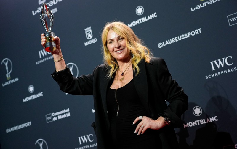 Nadia Comăneci, emoționată până la lacrimi la Gala Laureus: „Nu am tremurat nici la paralele cum am tremurat acum. Tu m-ai salvat” | VIDEO