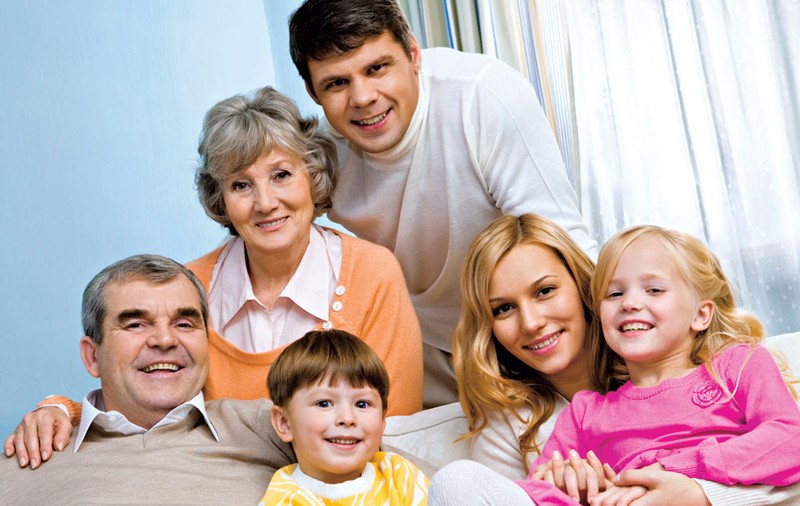 Familie mare în casă mică