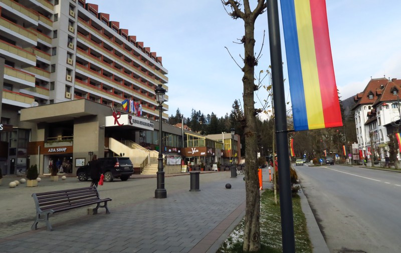 A început vacanța de 1 Decembrie! Turiștii se pot bucura de zăpadă la munte! Cozi la ieșirea din țară