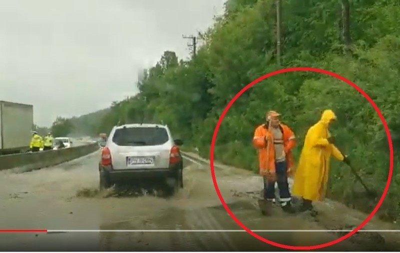 Sute de șoferi blocați pe DN1, la Nistorești, timp de două ore, din cauza viiturii