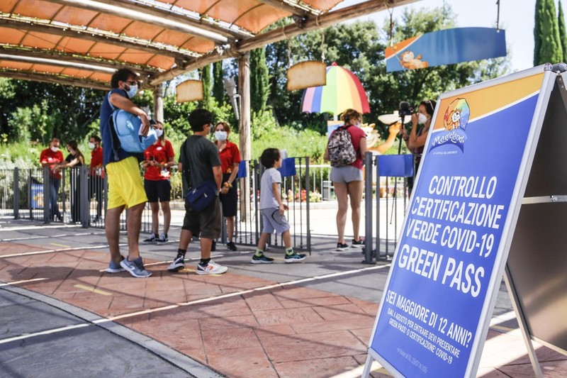 Permisul verde, cerut vizitatorilor unui parc de distracții din Valmontone, Italia | FOTO: EPA