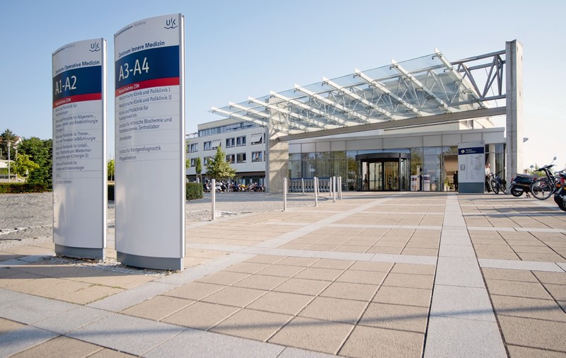 O escortă din România a șantajat un medic de la Spitalul Universitar din Würzburg: „15.000 de euro sau toți vor vedea pozele cu noi, inclusiv soția ta”