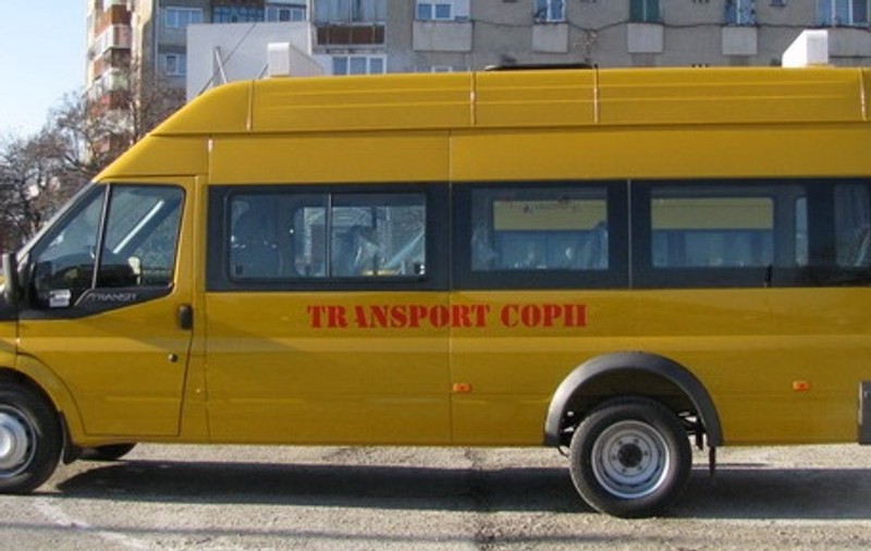 Un șofer de microbuz școlar din Vaslui a fost prins băut la volan în timp ce ducea la școală 15 elevi