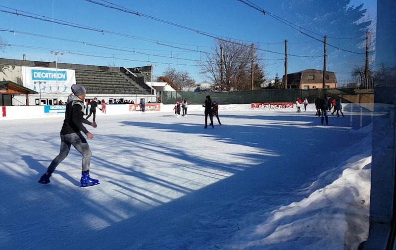 VIDEO | A doua zi de Crăciun, la patinoar sau în parc: "Era prea frumos să stăm în casă"!