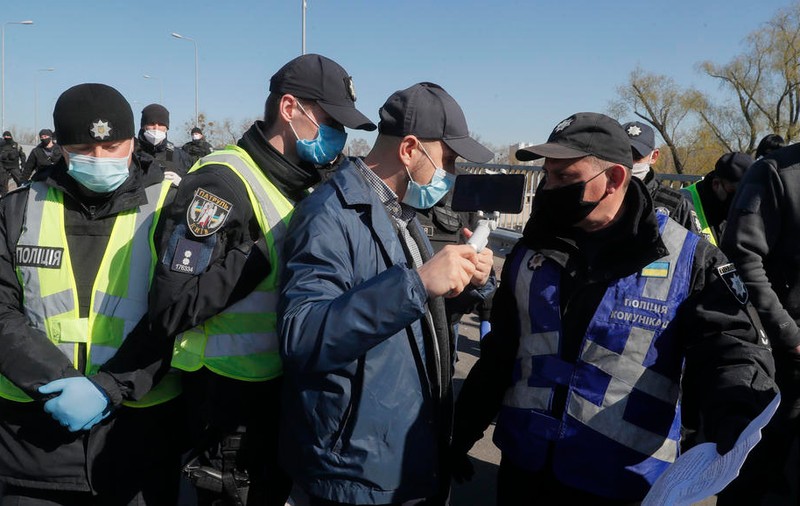 Un bărbat întors de la muncă din străinătate nu a fost primit de soție în casă