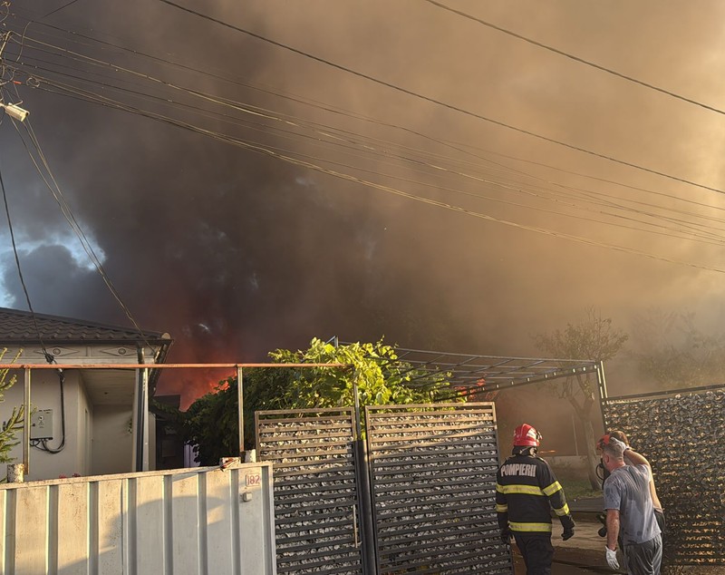 Incendiu violent la o hală din Galați. Flăcările au cuprins sute de metri pătrați. Cauza focului a fost stabilită de pompieri