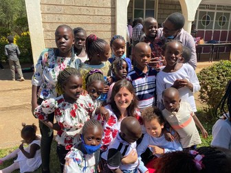 Veronica, în mijlocul elevilor de la St. Clement School