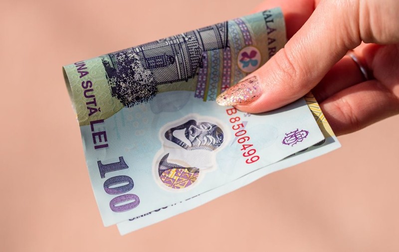 O fetiță primea în fiecare zi o bancnotă falsă de 100 de lei ca să meargă la cumpărături și să aducă restul, în Drobeta-Turnu Severin