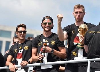 Mesut OezilBenedikt Hoewedes și Per Mertesacker. Foto: EPA