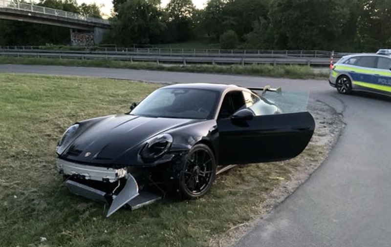 Porsche de 200.000 de euro lovit și abandonat pe autostradă, poliția încă îl caută pe șofer de 8 zile și nu dă de el, în Germania
