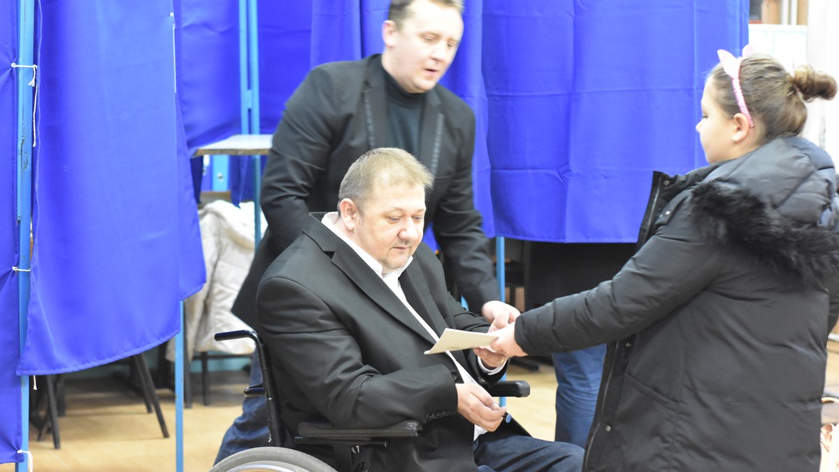 Ionuţ Narcis Chisăliţă, primul candidat cu dizabilităţi din România a votat. Ionuţ Narcis Chisăliţă, în scaunul cu rotile la secția de votare