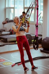 O femeie face sport la aparate