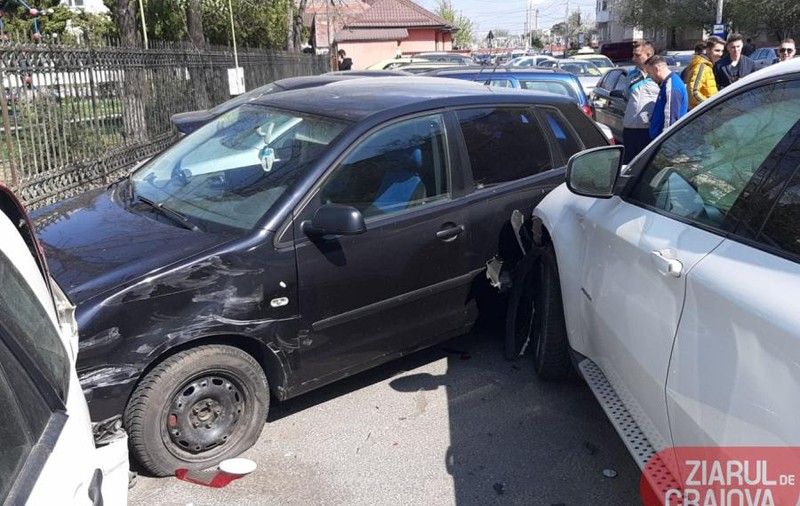 O șoferiță a făcut prăpăd pe stradă: a avariat șase mașini dintr-o lovitură!