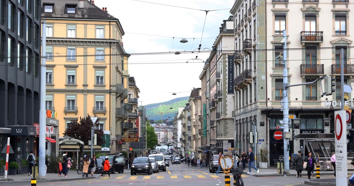 O vedere generală a centrului orașului Geneva, al doilea oraș ca mărime din Elveția, unde mai multe mașini stau la stop, în timp ce pietonii traversează strada, aprilie 2025