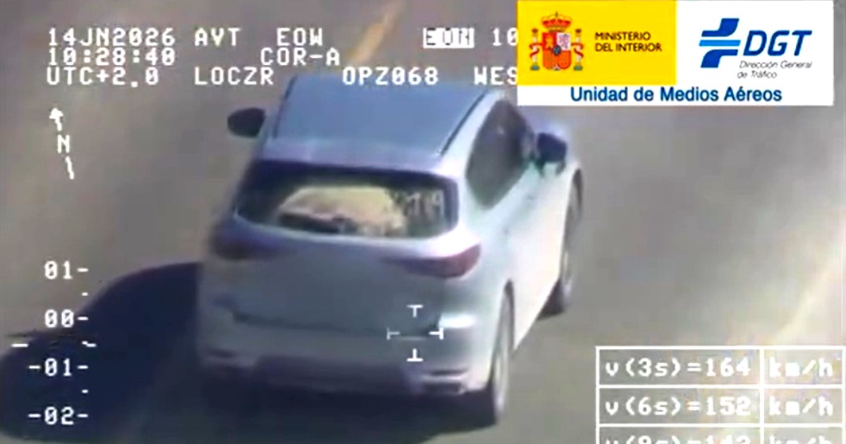 Imaginea prezintă o captură video realizată de un elicopter al poliției rutiere din Spania (DGT), care înregistrează viteza unui autoturism aflat în mers pe un drum public.