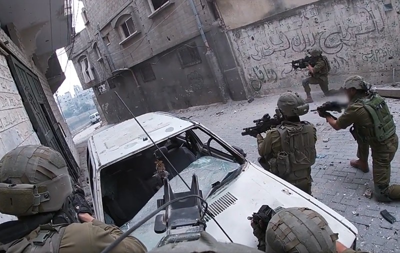 Momentul în care trupele israeliene efectuează un asalt asupra unor militanți Hamas înarmați în orașul Jabalia din Fâșia Gaza | VIDEO