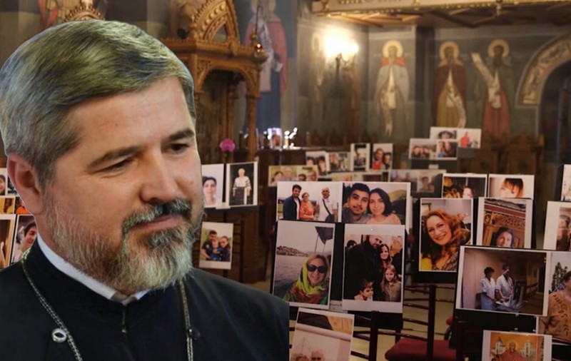 Liturghie în fața a zeci de fotografii ale enoriașilor. Părintele Vasile Ioana, cu lacrimi în ochi în timpul predicii