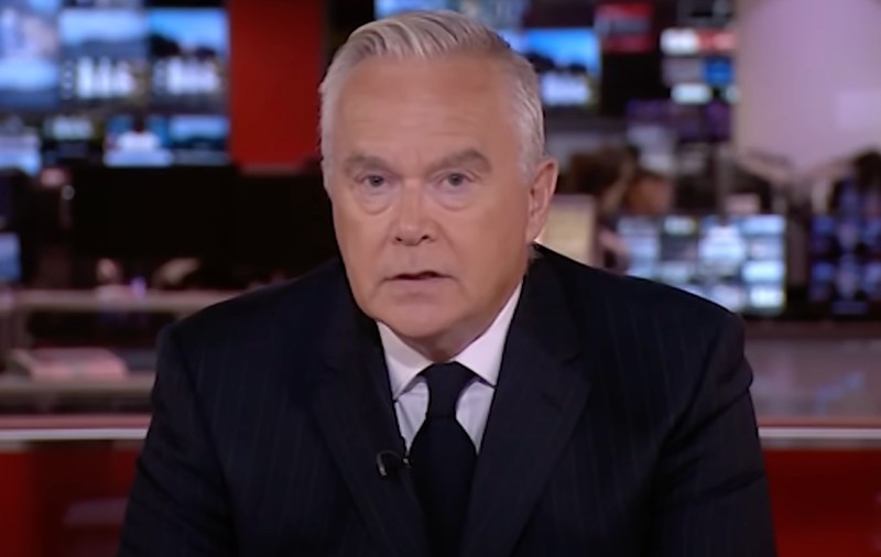 Huw Edwards, jurnalistul care a anunțat la BBC moartea reginei Elisabeta a II-a, acuzat de realizarea de imagini pornografice cu copii
