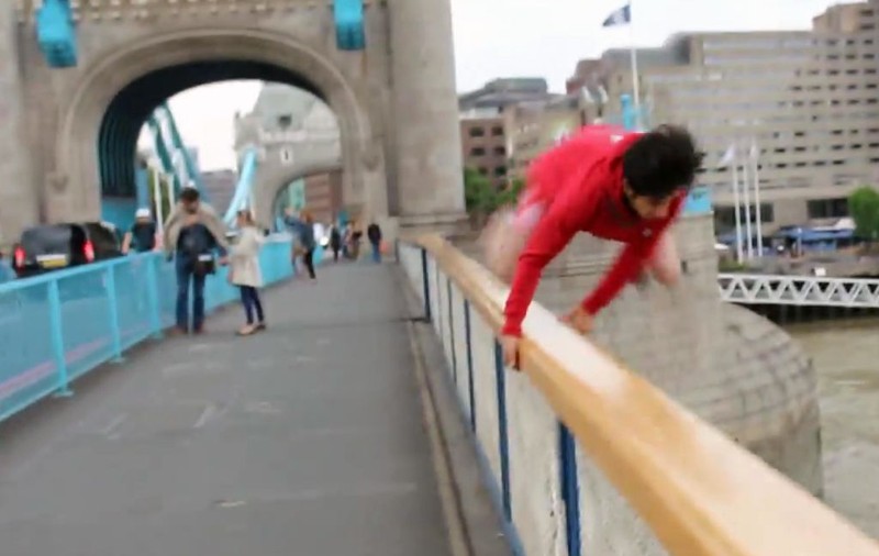 ŞOCANT! S-a aruncat în Tamisa de pe celebrul Tower Bridge din centrul Londrei | VIDEO