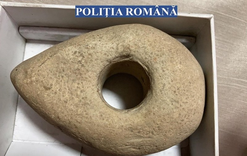 Un artefact vechi de peste 6000 de ani, scos la vânzare pe internet cu 3.000 de euro de un buzoian