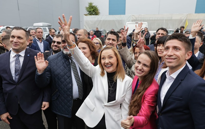 Elena Lasconi și-a depus candidatura la prezidențiale. Atac la Nicolae Ciucă: „Asta știe să facă, să execute ordine” | VIDEO