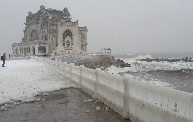 VIDEO REPORTAJ/Spectacol la malul Mării Negre. Bătrânul Cazino și faleza din Constanța, peisajul dezolant al nepăsării la final de iarnă