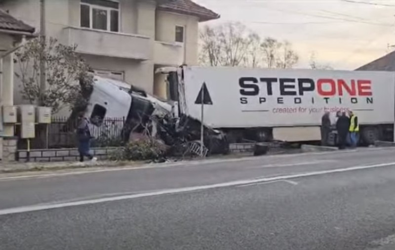 Un TIR a intrat într-o casă, la ora 3.30, în orașul Șomcuta Mare. Șoferul a adormit la volan