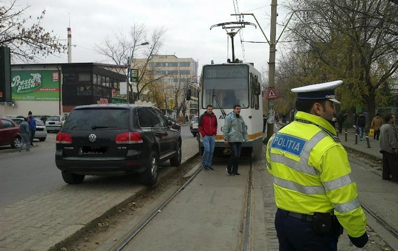 Parcare ”ca la carte”. Zeci de tramvaie blocate şi sute de oameni nervoşi din cauza unui şofer nesimţit
