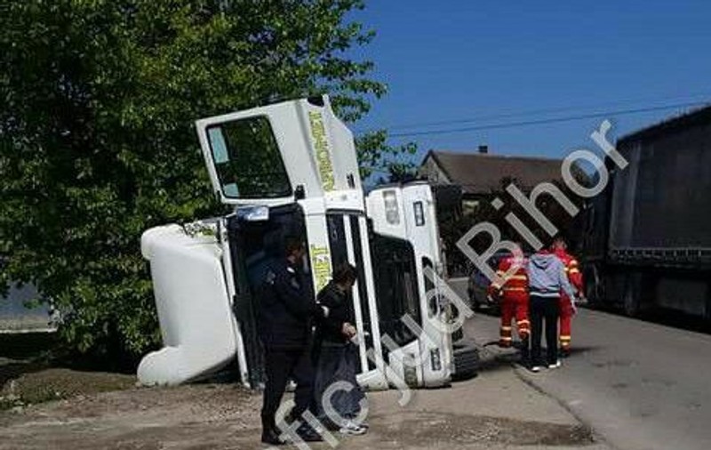 UPDATE: Camion răsturnat peste trecători în Salonta, Bihor. O fetiță și bunica ei au murit