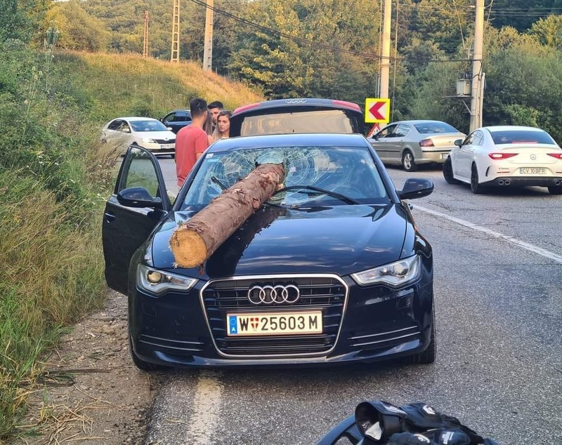 Un buștean a zburat dintr-un camion cu lemne și a trecut prin parbrizul unei mașini, pe DN 10, la Teliu, în Brașov