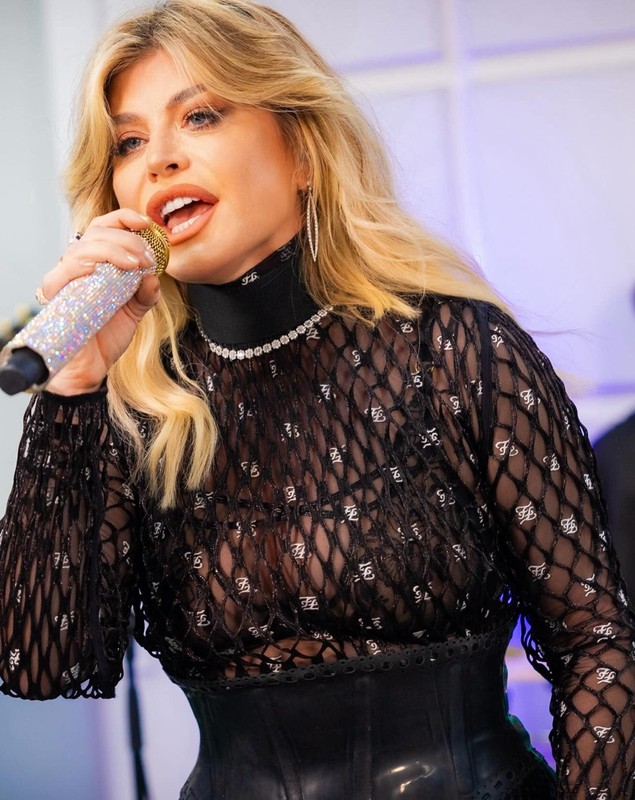 Câți bani a primit Loredana Groza pentru 1,5 milioane de albume vândute. Artista a dat lovitura cu „Bună seara, iubite!”. „Salariul mamei mele de învățătoare”