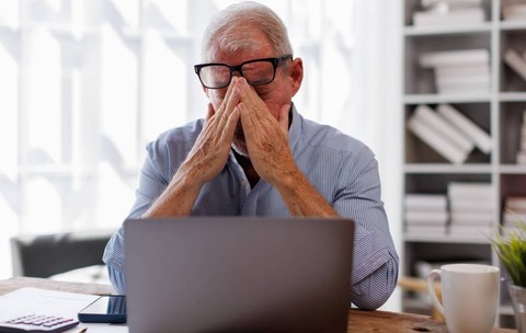 Bărbat senior angajat la muncă la birou