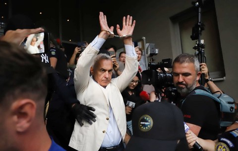 Călin Georgescu a ieșit încătușat din sediul DIICOT, după ce a fost reținut 24 de ore. Foto: Dumitru Angelescu / Libertatea