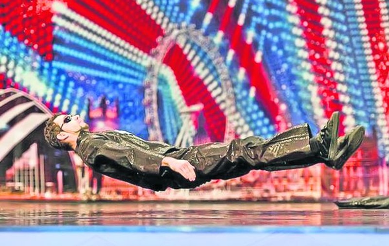 Englezii îl fac praf pe Răzvan, «omul Matrix» care a participat recent la varianta englezească a emisiunii «Românii au talent»: «Găseşte-ţi o slujbă, ratat leneş!»