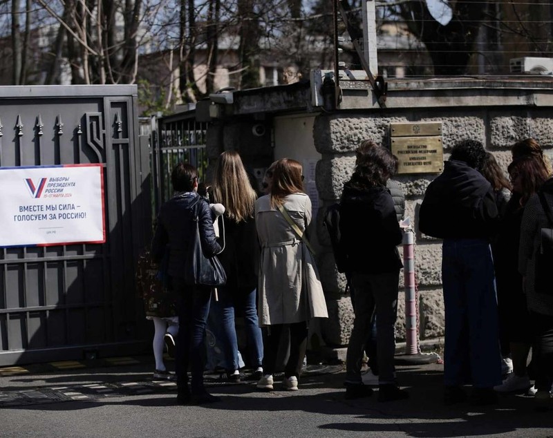 „Prânzul împotriva lui Putin”, marcat și în fața Ambasadei Rusiei la București, unde s-a format o coadă a cetățenilor veniți să voteze