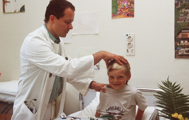 Copiii sub 14 ani au dreptul să stea în spital cu unul dintre părinți