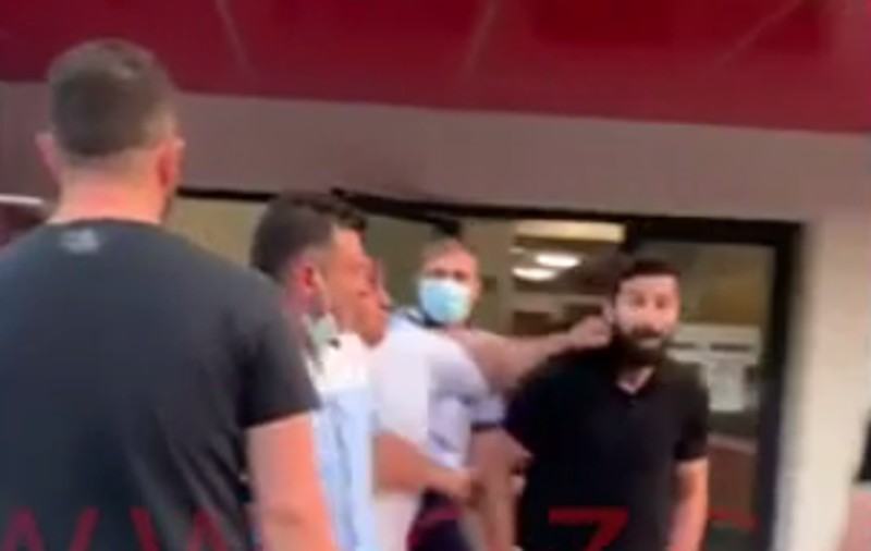 Membrii clanului de interlopi ”cu 100 de palate” s-au luat la bătaie în fața sediului de poliție din Cluj-Napoca. 7 persoane sunt cercetate sub control judiciar