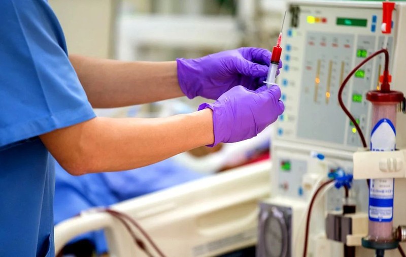 Fenomenul despre care nu se vorbește: focarele de COVID-19 din clinicile de dializă din țară. În unele centre s-au testat doar 10% dintre pacienți