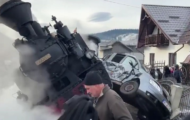 Accident violent între un autoturism și mocăniță la Moldovița. Locomotiva trenului a sărit de pe șine