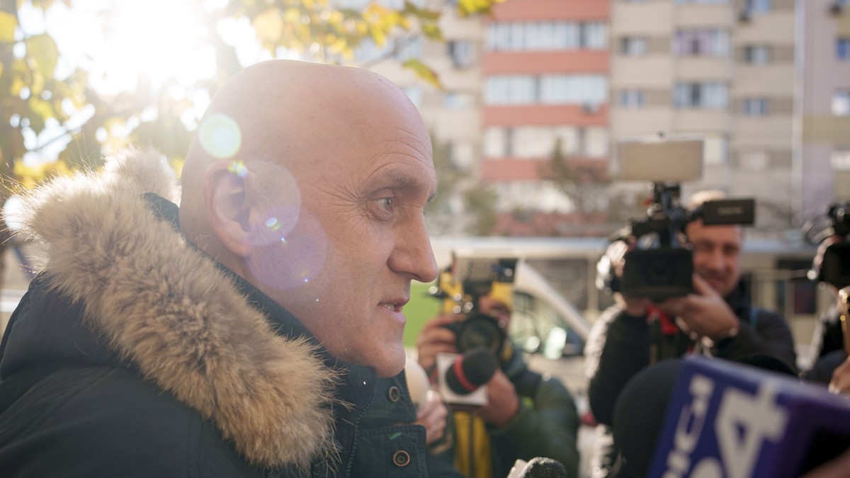 Horațiu Potra surprins în timp ce este înconjurat de jurnaliști și camere de filmat - 12 decembrie 2024.