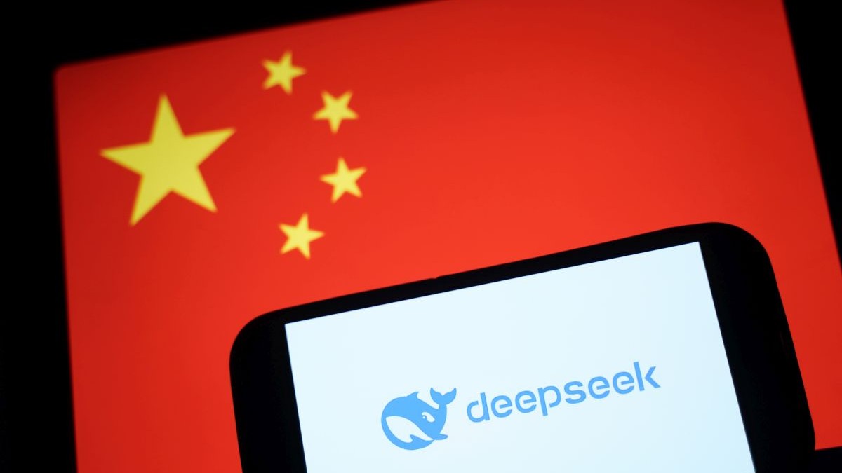 Sigla DeepSeek apare pe un telefon, în fața drapelului Chinei, la 28 ianuarie 2025, în Hong Kong, China