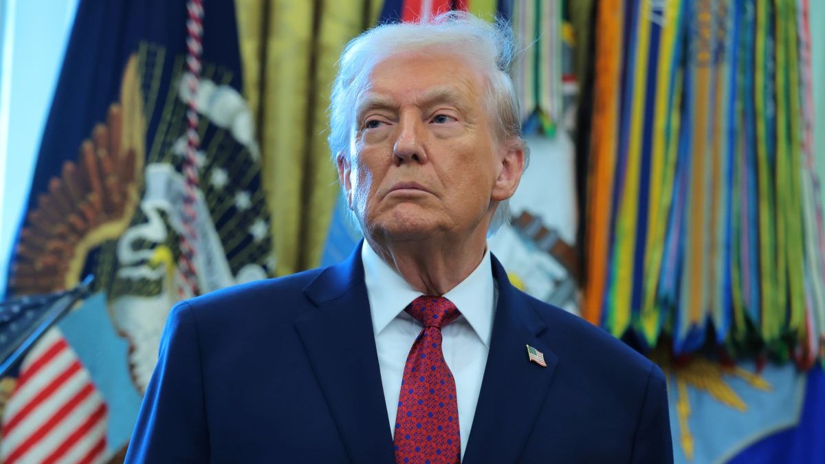 Donald Trump ascultă în timpul ceremoniei de decernare a Medaliei pentru Apărarea Frontierei cu Mexicul, desfășurată în Biroul Oval de la Casa Albă, la 15 decembrie 2025, în Washington, D.C., SUA