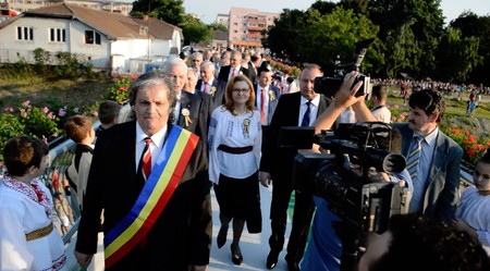 Podul pietonal din Lugoj, județul Timiș, inaugurat în 2014 cu mare fast de lideri ai PSD. Sursa foto: captură Youtube