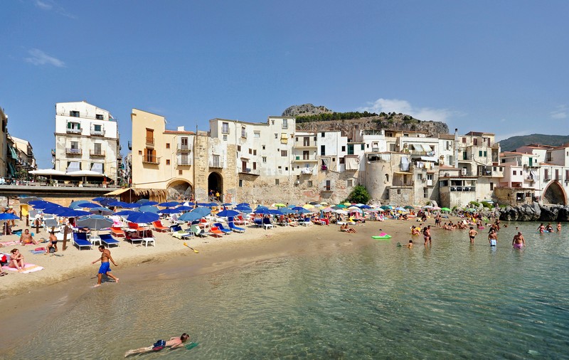 Sicilia vrea să-i plătească pe turiştii care vor veni în vacanţă în această vară