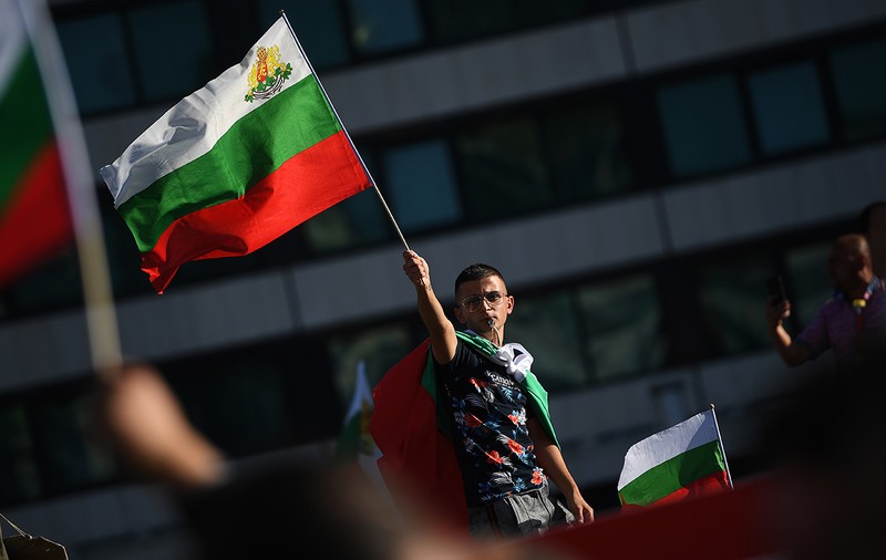 Urzeala tehnocraţilor în Bulgaria vecină. La Sofia și la București, partidele tinere acuză deturnarea miliardelor din banii europeni