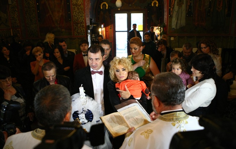 Emoţiile au copleşit-o! Daniela Gyorfi a cerut un scaun la botezul la care a fost naşă! FOTO
